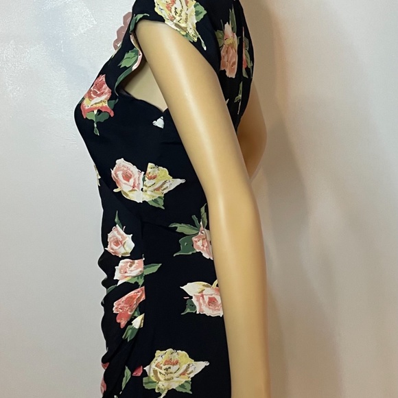 ❌ SOLD! Capped sleeve fitted twist v- neck midi - Picture 6 of 9